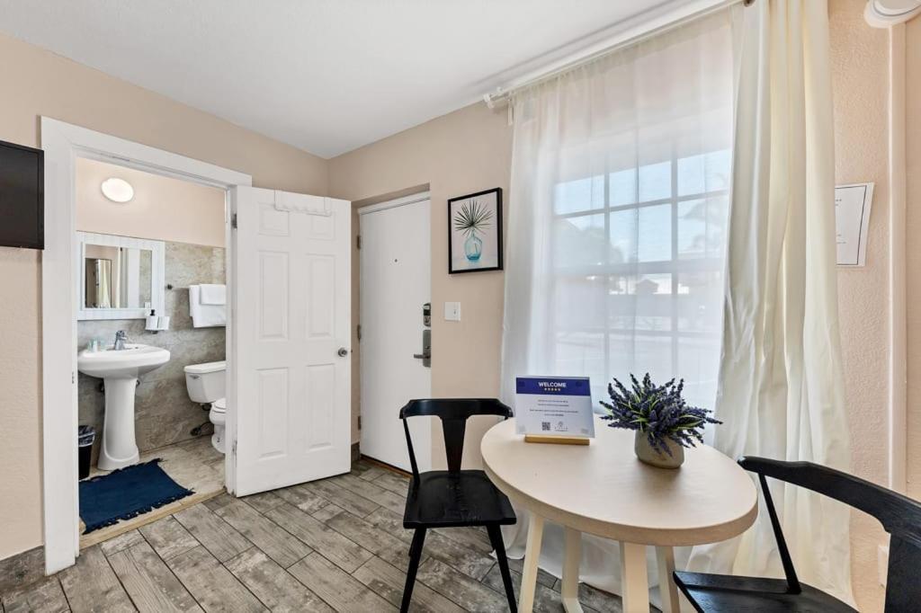 Located By The Beach 1 Bedroom With Parking And Pool Clearwater Extérieur photo
