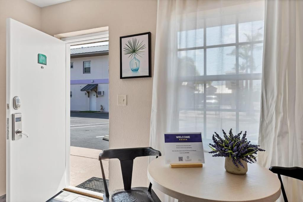 Located By The Beach 1 Bedroom With Parking And Pool Clearwater Extérieur photo