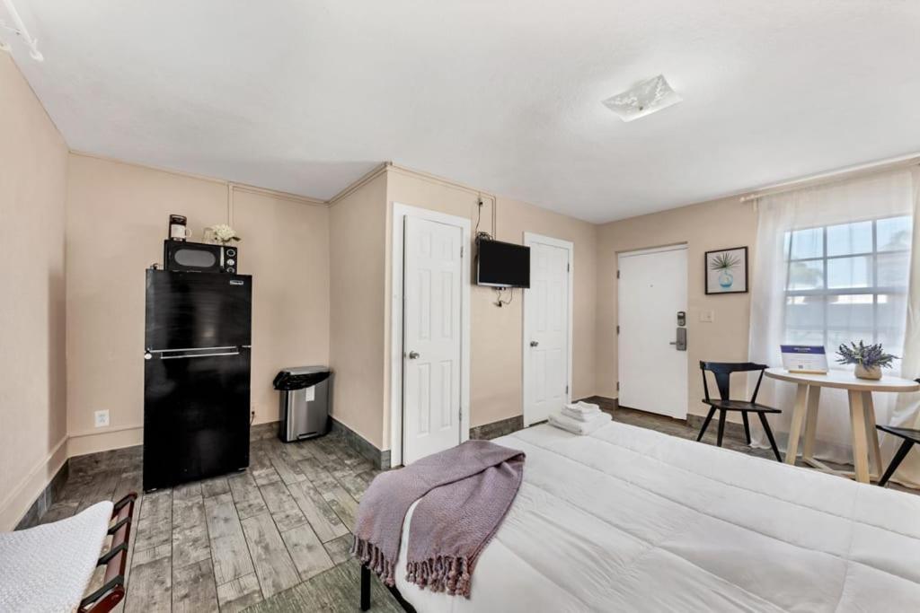 Located By The Beach 1 Bedroom With Parking And Pool Clearwater Extérieur photo
